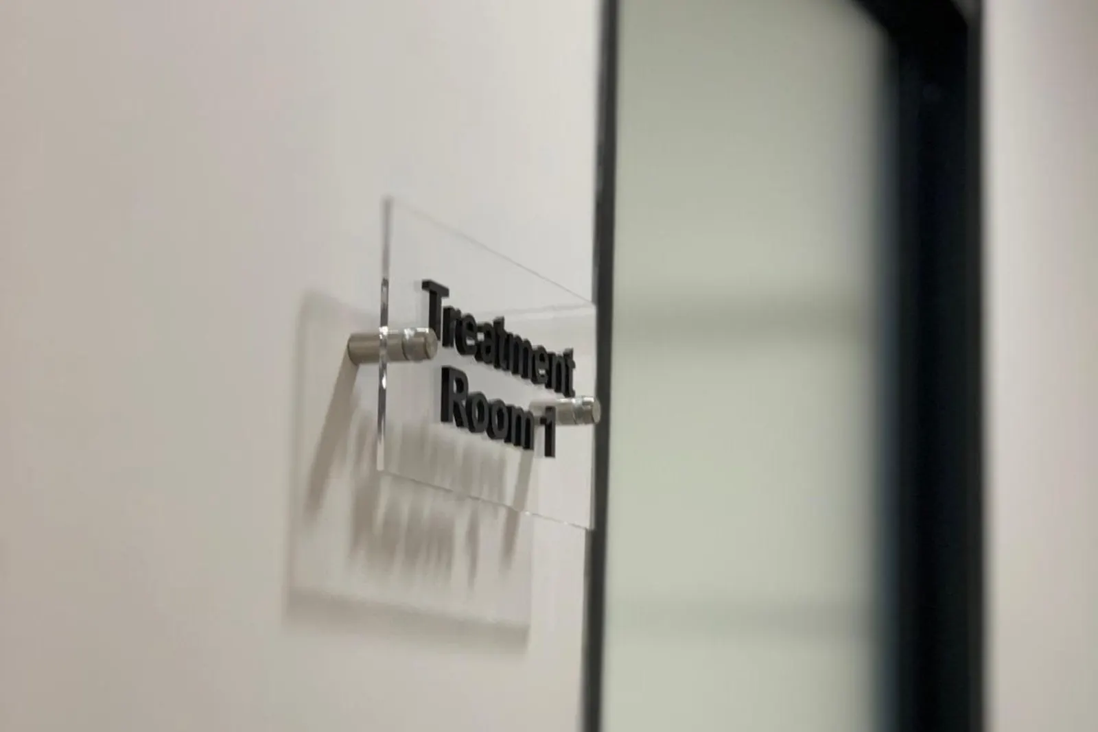 Cosmo Clinic treatment room door sign