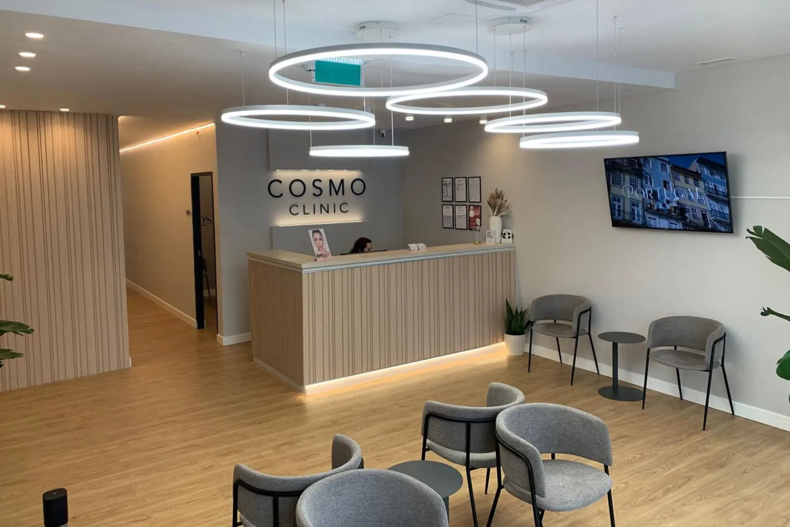 A receção da Cosmo Clinic, com a sala de espera