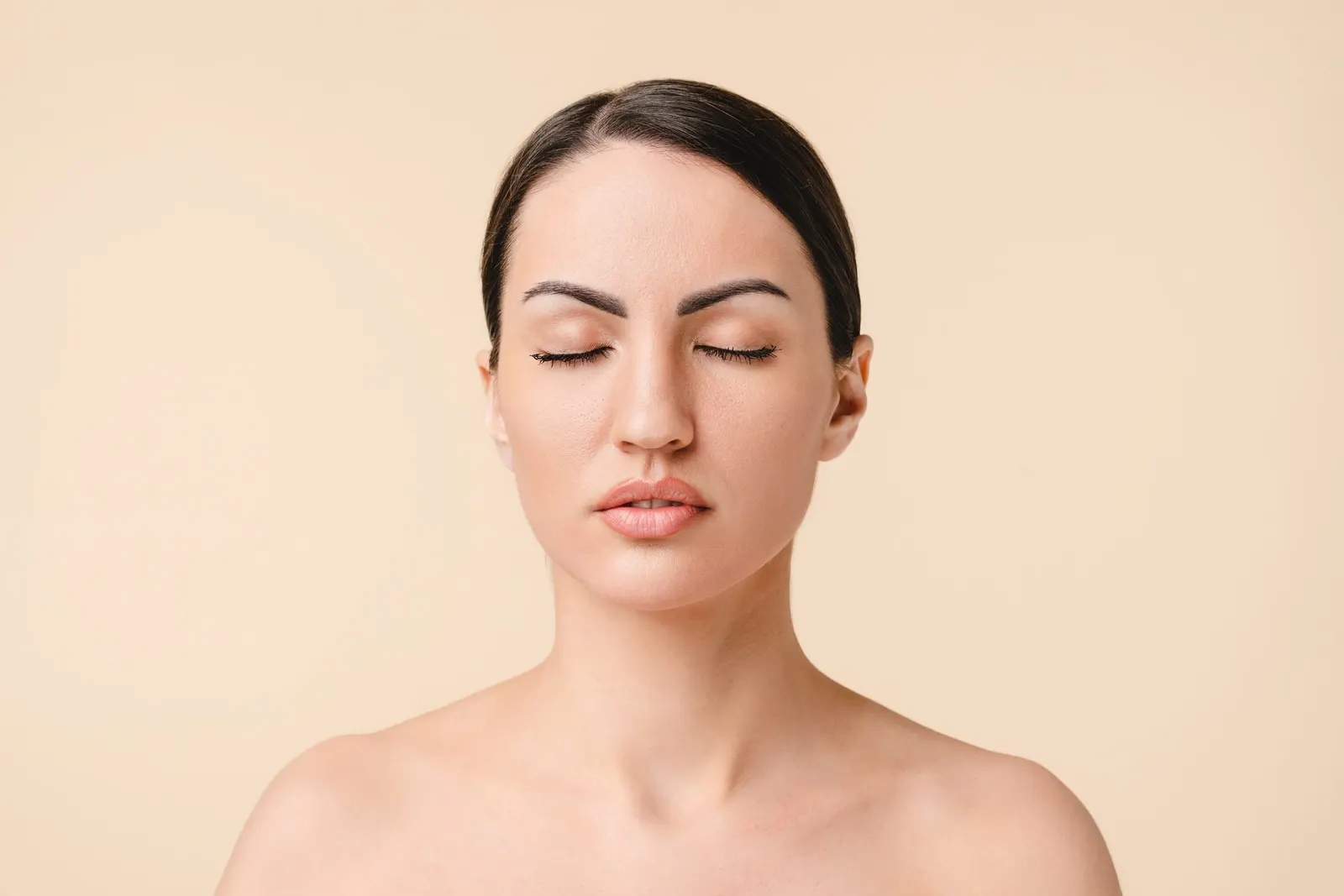 Retrato de mulher de olhos fechados, rosto sereno