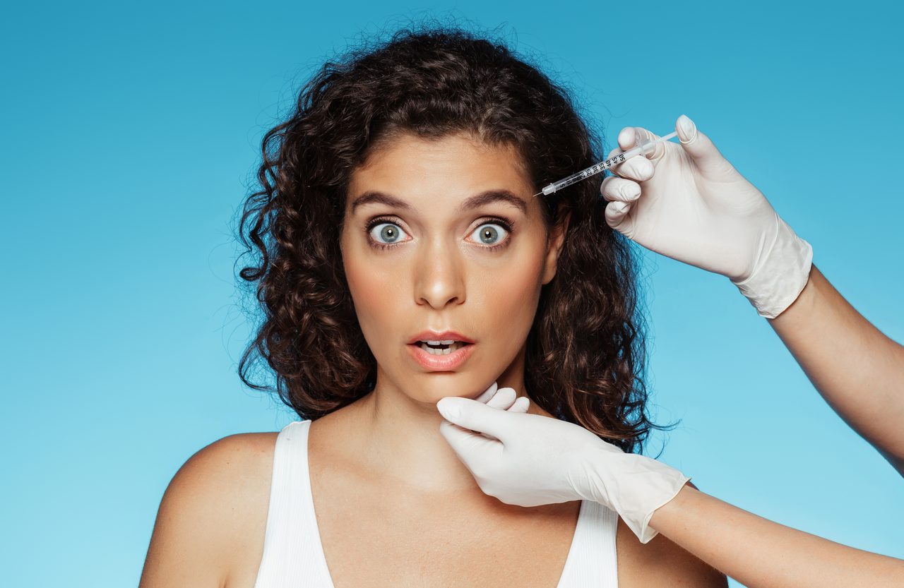 Mulher surpreendida ao receber injeção de botox na testa — Cosmo Clinic Lisboa