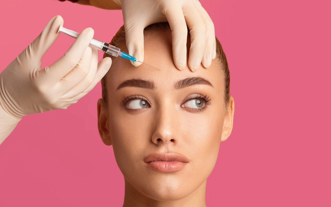 Aplicação de botox na testa em clínica estética em Lisboa — Cosmo Clinic