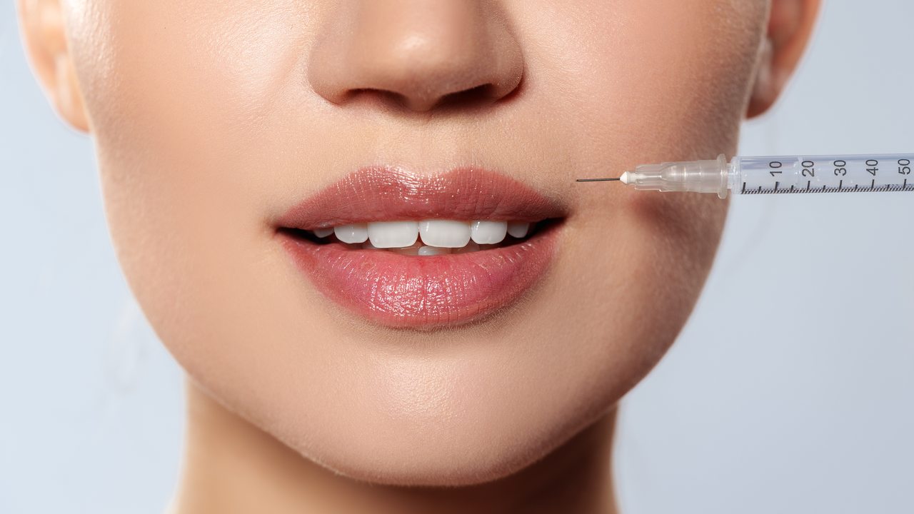 Procedimento de preenchimento labial numa clínica estética em Lisboa