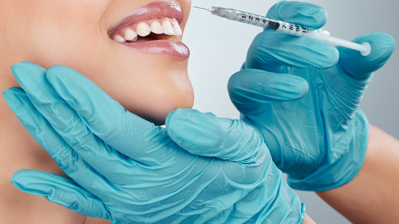 Injeção de preenchimento labial com seringa na Cosmo Clinic Lisboa
