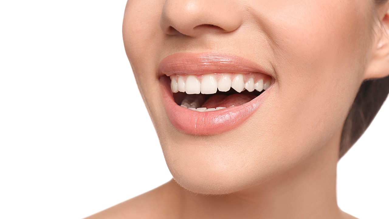 Resultado natural de preenchimento labial na Cosmo Clinic Lisboa — preços transparentes 2026